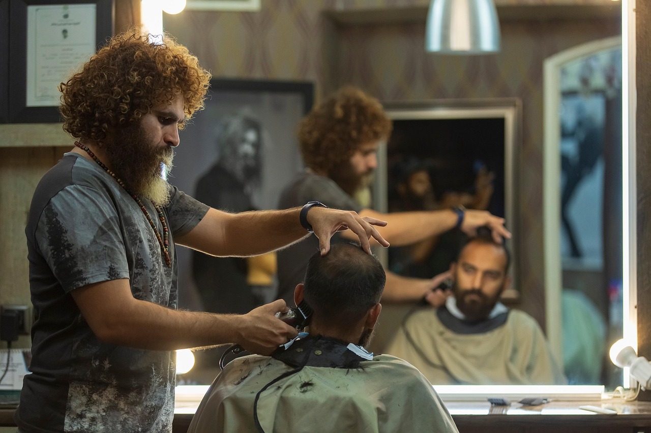 barbero-cortando-el-pelo-a-cliente